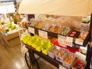 売店には駄菓子コーナーも。