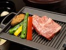 和牛陶板焼一例※実際の献立とは盛付・提供方法など異なる場合がございます。