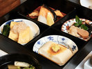 【朝食】だし巻き卵、博多めんたい炙り、焼魚など