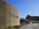 【武雄市図書館・歴史資料館】2階まで続く圧巻のスペースに約25万冊の書籍が並ぶ。本や雑貨の購入も可能。