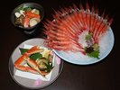 カニと前菜2品、国産甘エビの樽盛(2人分)、海鮮なべ、などどれも美味しい一品です。