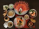 大人気のカニと甘エビの樽盛コース 大迫力に写真撮影されるお客さま続出です。(甘エビ樽盛は2人前です)