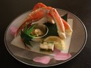 カニと甘海老樽盛コースの前菜 前菜2品は季節ごとに変更します。