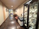 館内のあらゆる場面で顔を出す武者小路実篤先生の世界観