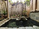 貸切風呂「はいからの湯」。緑に囲まれほのかな緑の香りに包まれながらの入浴。