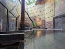 貸切風呂「はいからの湯」。足を伸ばしてゆったりくつろげます。