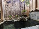 貸切風呂「はいからの湯」。緑に囲まれほのかな緑の香りに包まれながらの入浴。