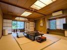 【開春楼の間】12.5畳の本間と次の間付きの広いお部屋です。ご家族やグループ旅行にもピッタリです。