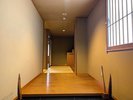 【開春楼の間】お部屋の入口も広々で入りやすい安心設計。