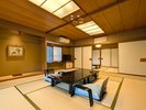 【開春楼の間】12.5畳の本間と次の間付きの広いお部屋。お二人で贅沢に使っても◎。