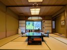 【開春楼の間】12.5畳の本間と次の間付きの広いお部屋です。ご家族やグループ旅行にもピッタリです。