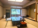 【開春楼の間】当館では新しい棟のお部屋です。広々としていて窓も大きく明るいお部屋です。
