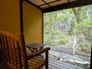 【露天風呂付き客室】露天風呂の後はテラスで中庭を眺めながら安らぎの時間をお過ごしください。