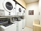 ◆女性大浴場内<ランドリーコーナー>洗濯機:無料、乾燥機:有料(100円/20分)