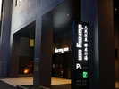 ◆正面エントランス&駐車場入口