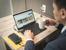 テレワークにも便利なデスクとベンチシート※使用感イメージ