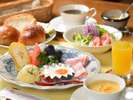 ある日の朝食一例。ふわふわパンが人気♪コーヒー・紅茶・牛乳はおかわり自由。