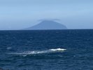 べロバ海岸から見た雲の帽子を被った神津島