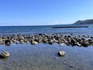当館から車で6分。お子様に人気のべロバ海岸。岩に囲まれた自然のプール。