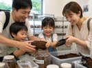 【世界のカブトムシ・クワガタ館】カブトムシ・クワガタを大きく成長させるために菌糸ボトルを作ります。