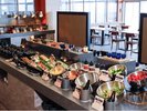 【夕食】地元食材をふんだんに使った和のバイキング、こだわり抜いた会場の雰囲気もお楽しみください。