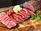 【夕食】熊本県産あか牛のローストビーフ。とろけるような柔らかさと、美しい断面に感動必須!