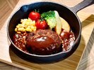 【夕食】熊本県産あか牛ハンバーグ。ライブキッチンからアツアツを提供!溢れる肉汁と旨みを堪能。