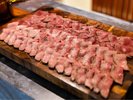 【夕食】熊本県産のあか牛のローストビーフはさっぱりとした肉質で女性にも人気です。