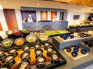 【夕食】地元野菜のサラダや豊後水道産の鮮魚など多彩なメニューをご用意しております。