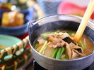 □【朝食】お腹が目覚めてきたら、お鍋で温めた信州味噌のお味噌汁が食べ頃に…♪