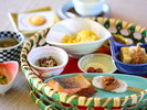 □【朝食】信州の恵み豊かなご朝食。彩り良い籠盛りは、信州の美味しいご飯によく合う逸品の数々