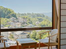 □【山並み眺望和室】天竜川の下流から南信州の丘陵地の方角のお部屋(主に丘陵や住宅街の眺めとなります)