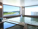 □【大浴場・内湯】壁一面に大きなガラス窓のある展望大浴場