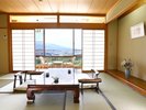 □【天竜川眺望和室】大きなガラス窓から真正面に、雄大な天竜川と南アルプスを望むお部屋
