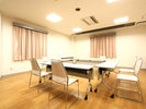 【小会議室-メイプル-】約27畳の小会議室。30名様までのご利用が可能です。