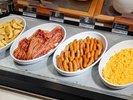 朝食ビュッフェ(ベーコン、ソーセージ)