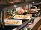 ★【朝食バイキング(一例)】自然を眺めるレストランで、みんなで楽しいお食事を♪