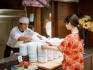 自然を眺めるレストランで、みんなで楽しいお食事を♪