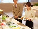 自然を眺めるレストランで、みんなで楽しいお食事を♪
