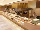 自然を眺めるレストランで、みんなで楽しいお食事を♪