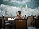 自然を眺めるレストランで、みんなで楽しいお食事を♪
