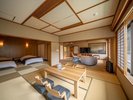 露天風呂付客室「けいりゅう」鬼怒川の絶景を眺める大きい窓と広いリビングで団欒の時間をお過ごしください