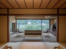 露天風呂付客室「ゆうすい」鬼怒川の絶景を眺める大きい窓と広いリビングで団欒の時間をお過ごしください