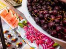 自然を眺めるレストランで、みんなで楽しいお食事を