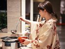 自然を眺めるレストランで、みんなで楽しいお食事を