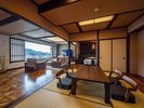 露天風呂付客室「木もれび」鬼怒川の温泉街を眺める大きな窓とゆったりくつろげるソファのある広々リビング