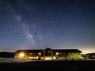 *【鳥海山荘の夜景】見上げた夜空に輝く星々