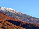 *紅葉した鳳来山と冠雪した鳥海山