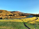 *紅葉の鳥海山麓と冠雪した鳥海山