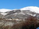 *雪を纏う鳥海山と鳥海山荘
